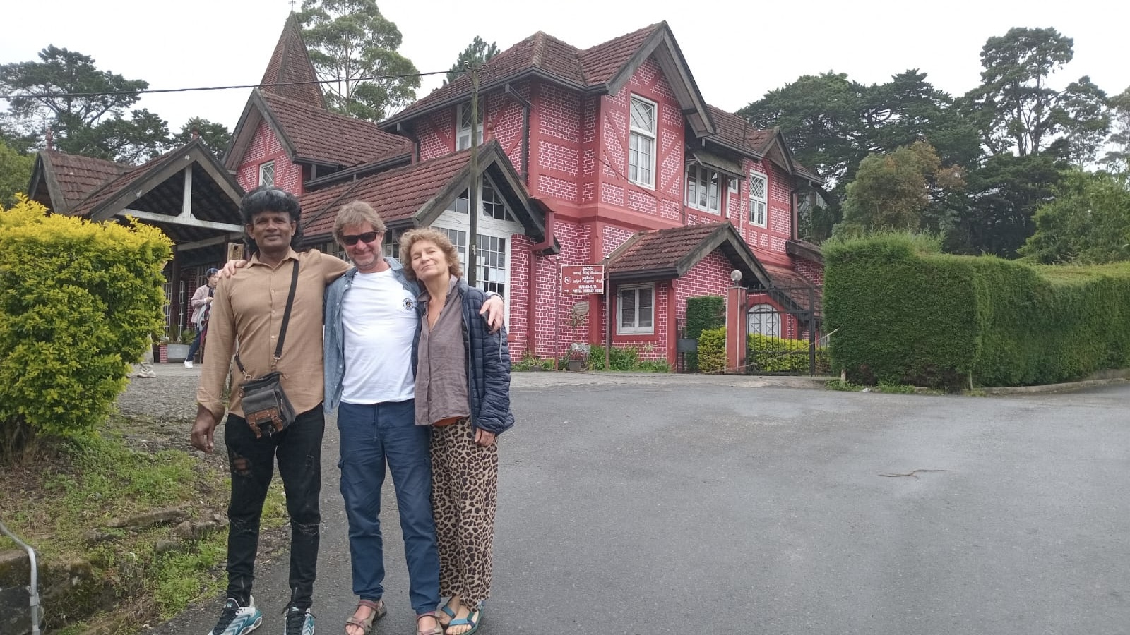 Guide with travellers Nuwara Eliya